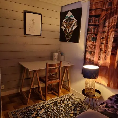 Privee Dans Maison Au Quartier Calme 홈스테이